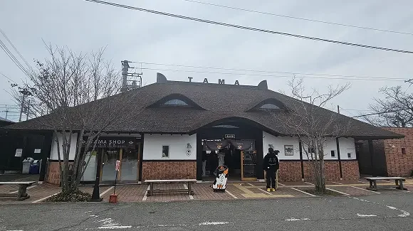 อาคารสถานีรถไฟ Kishi Station หลังออกแบบใหม่โดย Eiji Mitooka นักออกแบบอุตสาหกรรมและรถไฟชื่อดัง