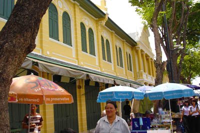 พบฐานซุ้มประตู “วังกลาง” ใต้ตึกแถว 100 ปี ถนนหน้าพระลาน