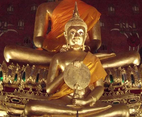 “ตาลปัตร” เกิดที่ลังกา แล้วต่อด้ามยาวที่เมืองไทย “ตาลปัตร” เกิดที่ลังกา แล้วต่อด้ามยาวที่เมืองไทย