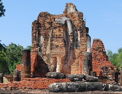 มณฑป “สี่อิริยาบถ” ที่วัดพระพายหลวง สุโขทัย มีพระลีลา 2 องค์คือ “พระเจ้าหย่อนตีน” – “พระเจ้าจงกรม”