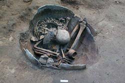 ฝังศพคนสำคัญลงในหม้อ ยุคก่อนประวัติศาสตร์  ต้นเค้า “โกศ” ฝังศพคนสำคัญลงในหม้อ ยุคก่อนประวัติศาสตร์  ต้นเค้า “โกศ”