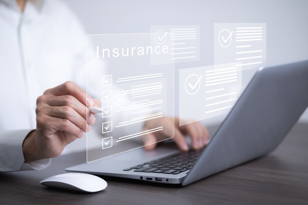 พนักงานออฟฟิศกำลังซื้อประกันออนไลน์ทางเว็บไซต์ของบริษัทประกันภัย