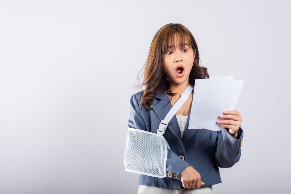 ผู้หญิงกำลังตกใจกับค่ารักษาพยาบาลเอกชน