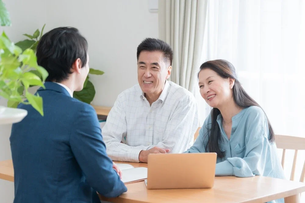 คู่สามีภรรยากำลังวางแผนเกษียณเร็วกับนักวางแผนการเงิน คู่สามีภรรยากำลังวางแผนเกษียณเร็วกับนักวางแผนการเงิน