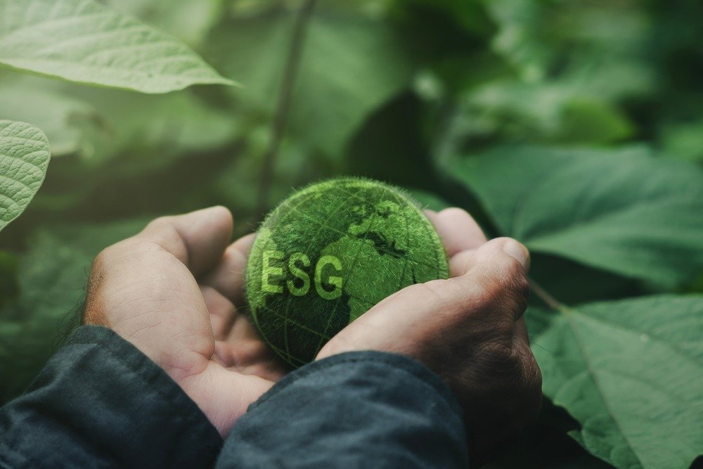 ภาพธรรมชาติและลูกโลกสีเขียวที่มีคำว่า ESG สื่อถึงกองทุน ESG