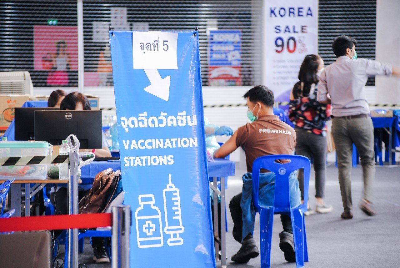 รปภ. ฉีดวัคซีนป้องกันโควิด