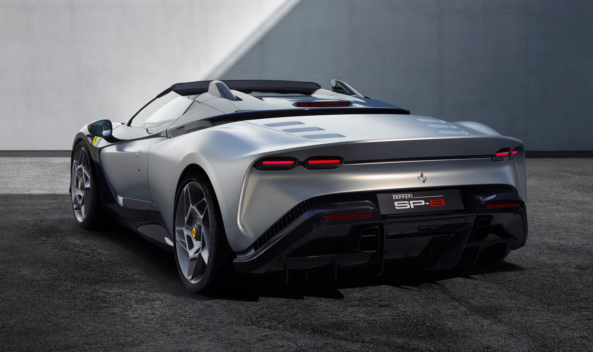 เผยโฉม!! Ferrari SP-8 โรดสเตอร์เปลือยหลังคา คันเดียวในโลก