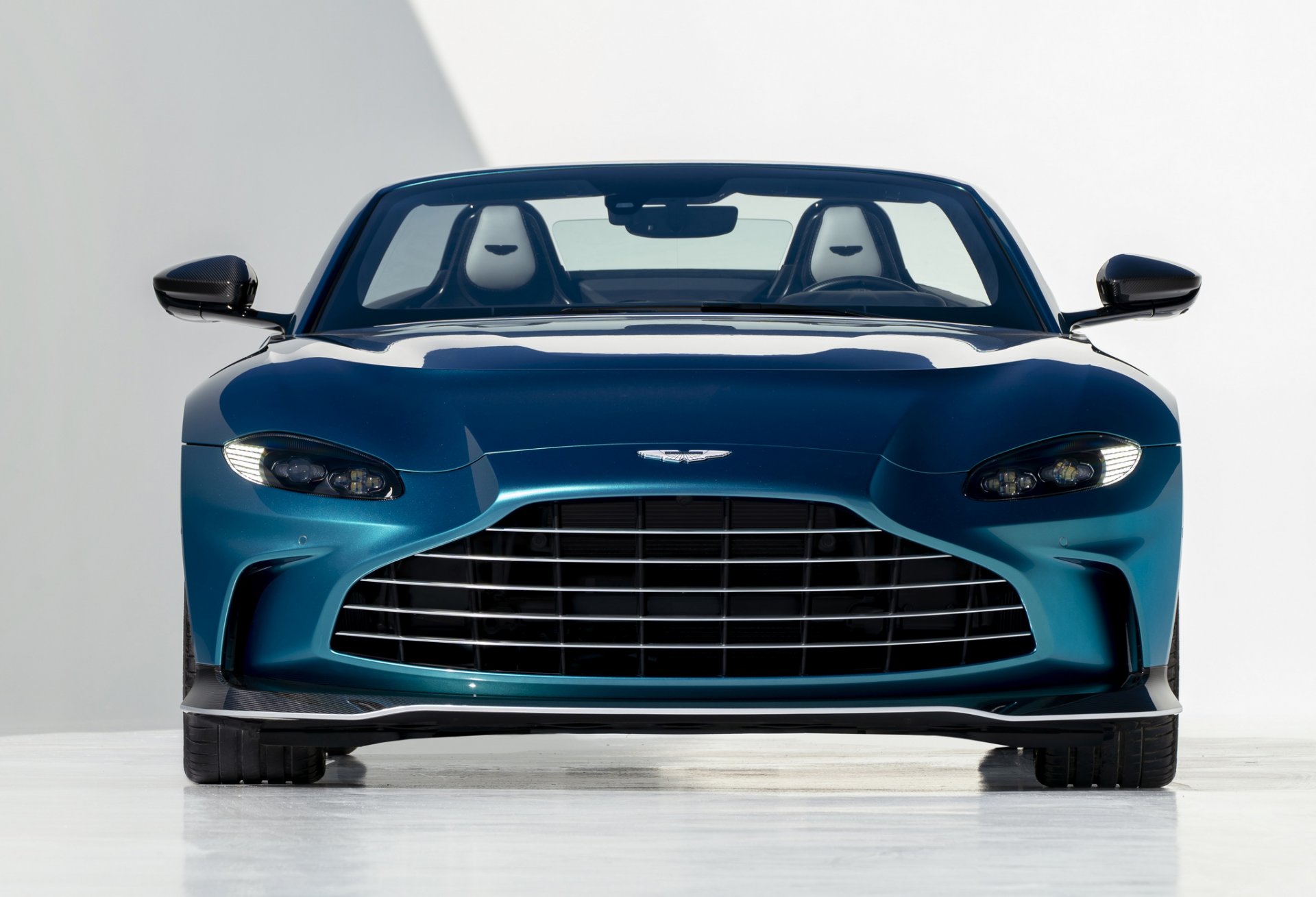 Aston Martin V12 Vantage Roadster เปิดประทุนตัวลิมิเต็ด ส่งท้ายเครื่อง V12!!