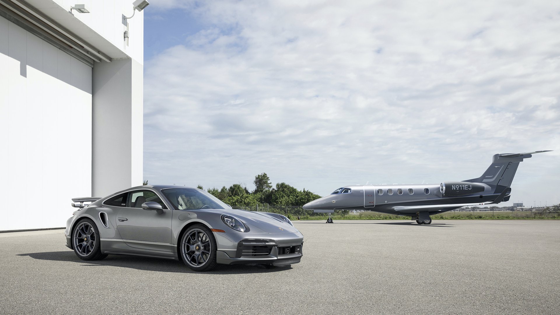 ขายแบบแพ๊คคู่!! PORSCHE ร่วมกับ EMBRAER ปล่อยเครื่องบินเจ๊ทส่วนตัว และ 911 Turbo S รุ่นพิเศษ ในจำนวนจำกัด