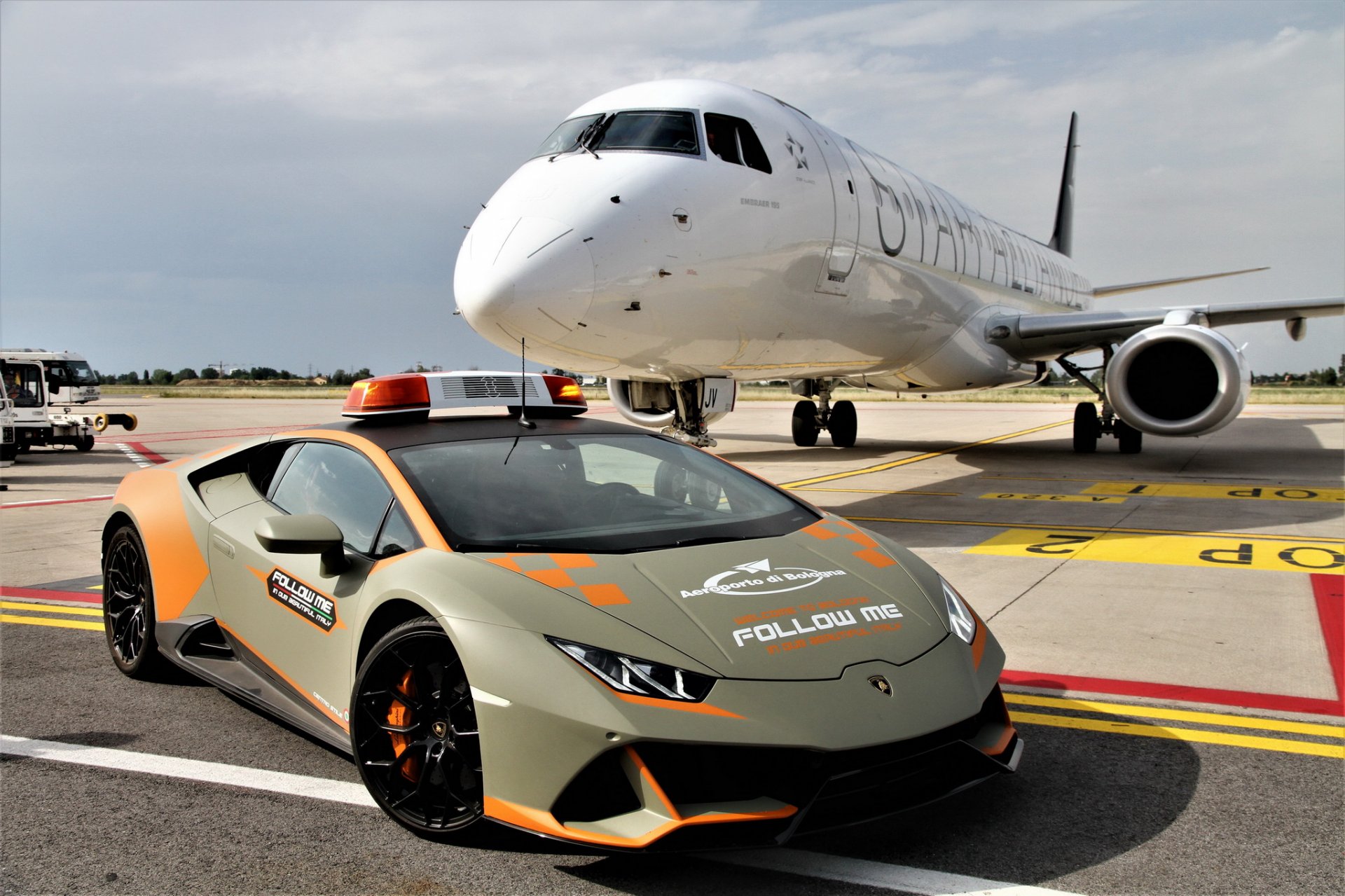 Lamborghini ส่งมอบ Huracán EVO คันใหม่ให้สนามบิน Bologna Airport