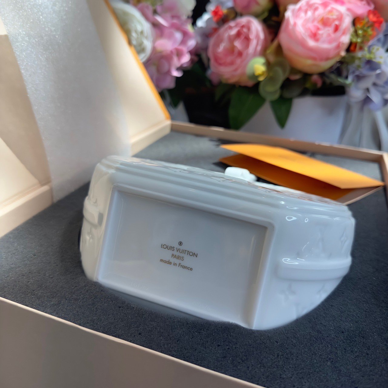 Louis Vuitton Vase Atmodecor louis-vuitton-vase-atmodecor