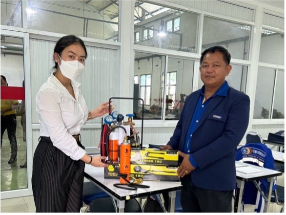 มอบอุปกรณ์เพื่อการเรียนรู้และพัฒนาทักษะวิชาชีพ  มอบอุปกรณ์เพื่อการเรียนรู้และพัฒนาทักษะวิชาชีพ