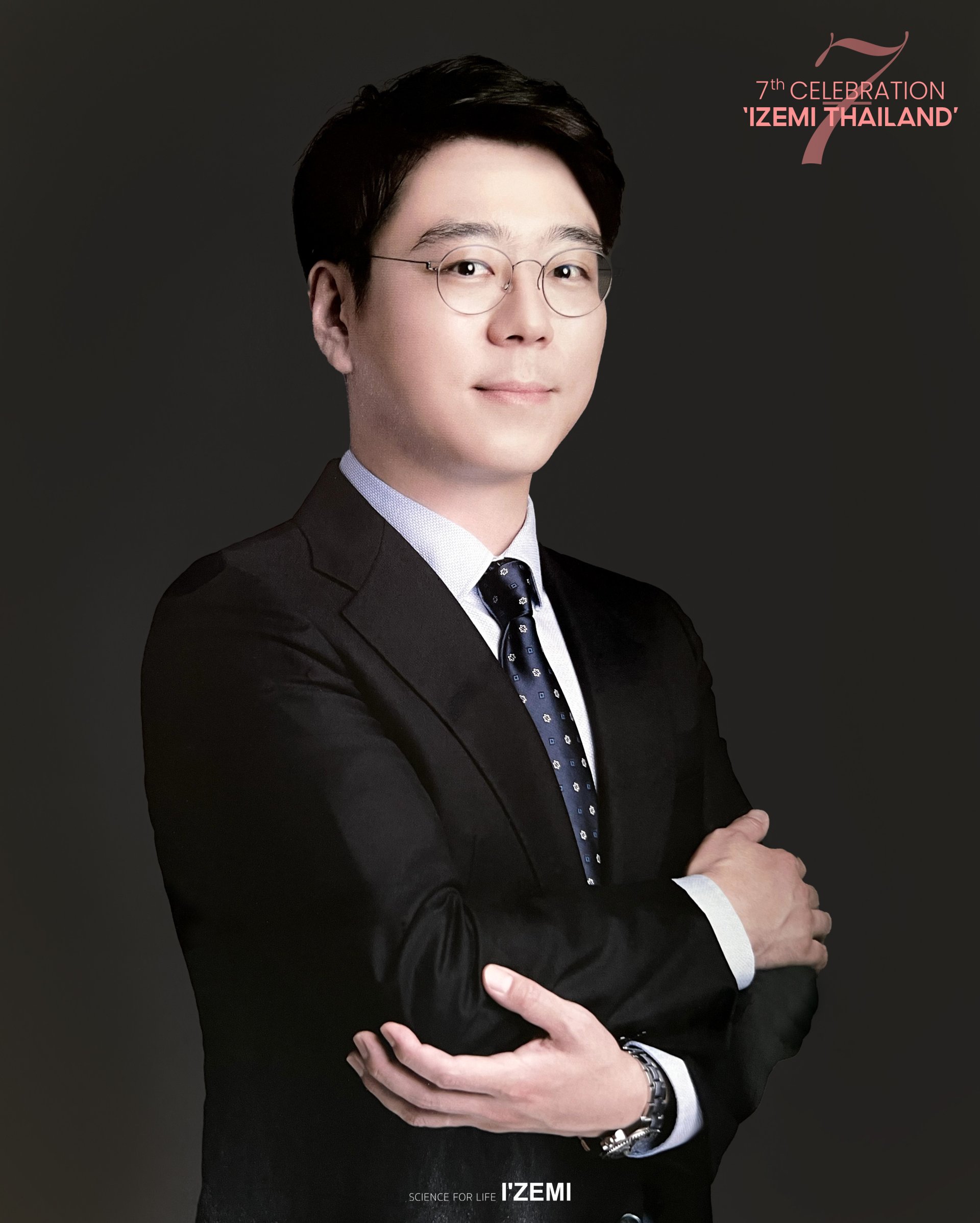 JIN DONG WOOK บุคคลผู้อยู่เบื้องหลังความสำเร็จของ IZEMI JIN DONG WOOK บุคคลผู้อยู่เบื้องหลังความสำเร็จของ IZEMI