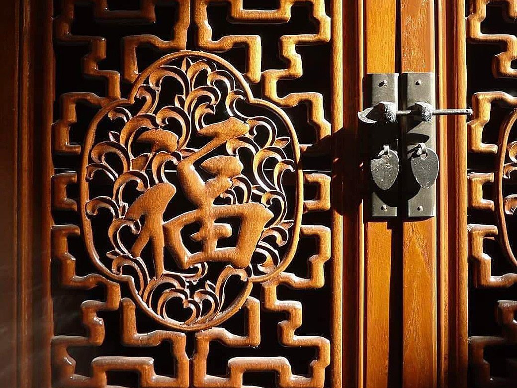 Chinese antique style wooden cabinet with auspicious symbol