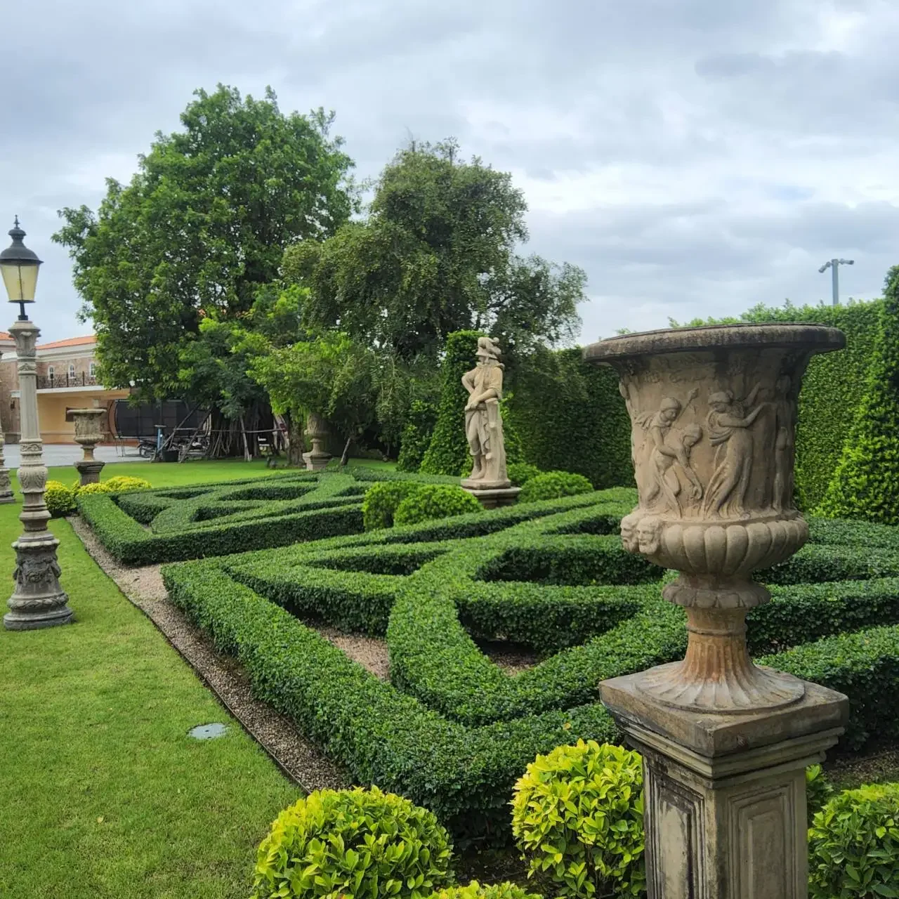 english_garden_formal_style.webp