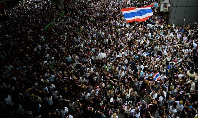 คมดาบซากุระ 2 : เป็น "กลาง" ในสังคมไทยจะเป็นไปทำไม ? โดย ชวินทร์ ลีนะบรรจง และ สุวินัย ภรณวลัย (11 ธันวาคม 2556)