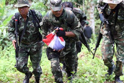 คมดาบซากุระ 2 :  หน้าต่างประวัติศาสตร์กำลังจะปิด โดย ชวินทร์ ลีนะบรรจง และ สุวินัย ภรณวลัย (26 กุมภาพันธ์ 2557)