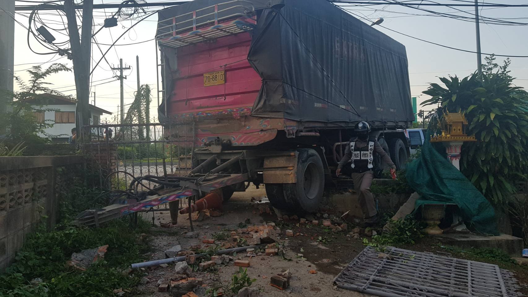 ระทึก!!! พ่วงบรรทุกหลุด พุ่งทะลุรั้วบ้าน โชคดีไร้คนเจ็บ