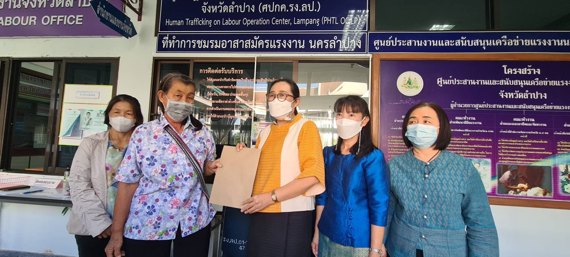 ญาติวอนผู้ใจบุญช่วยเหลือค่าใช้จ่ายขอพานายณรงค์ ฝั้นเฝือ ชาวอำเภอเถิน "ผีน้อย" กลับบ้าน-หลังไปทำงานในประเทศเกาหลีแบบผิดกฎหมายล้มป่วยต้องผ่าตัดสมองครั้งแรกผู้ป่วยไม่ตอบสนองอาการยังวิกฤติ-คาดจะต้องผ่าตัดซ้ำรอบ2-ขณะที่ค่าใช้จ่ายพุ่งไปแล้วกว่า8แสนบาท