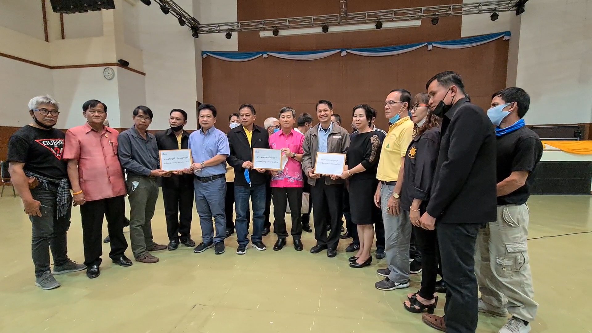 ชาวบ้านแม่เมาะเกือบ500คน ทวงถามการอพยพ ขอเปลี่ยนตัวผู้ว่าฯ เป็น รองผู้ว่าฯมาสานงานต่อขอทราบผลใน5วัน หากไร้ผล จะนำมวลชนปิดลานเทภายในเหมืองแม่เมาะ