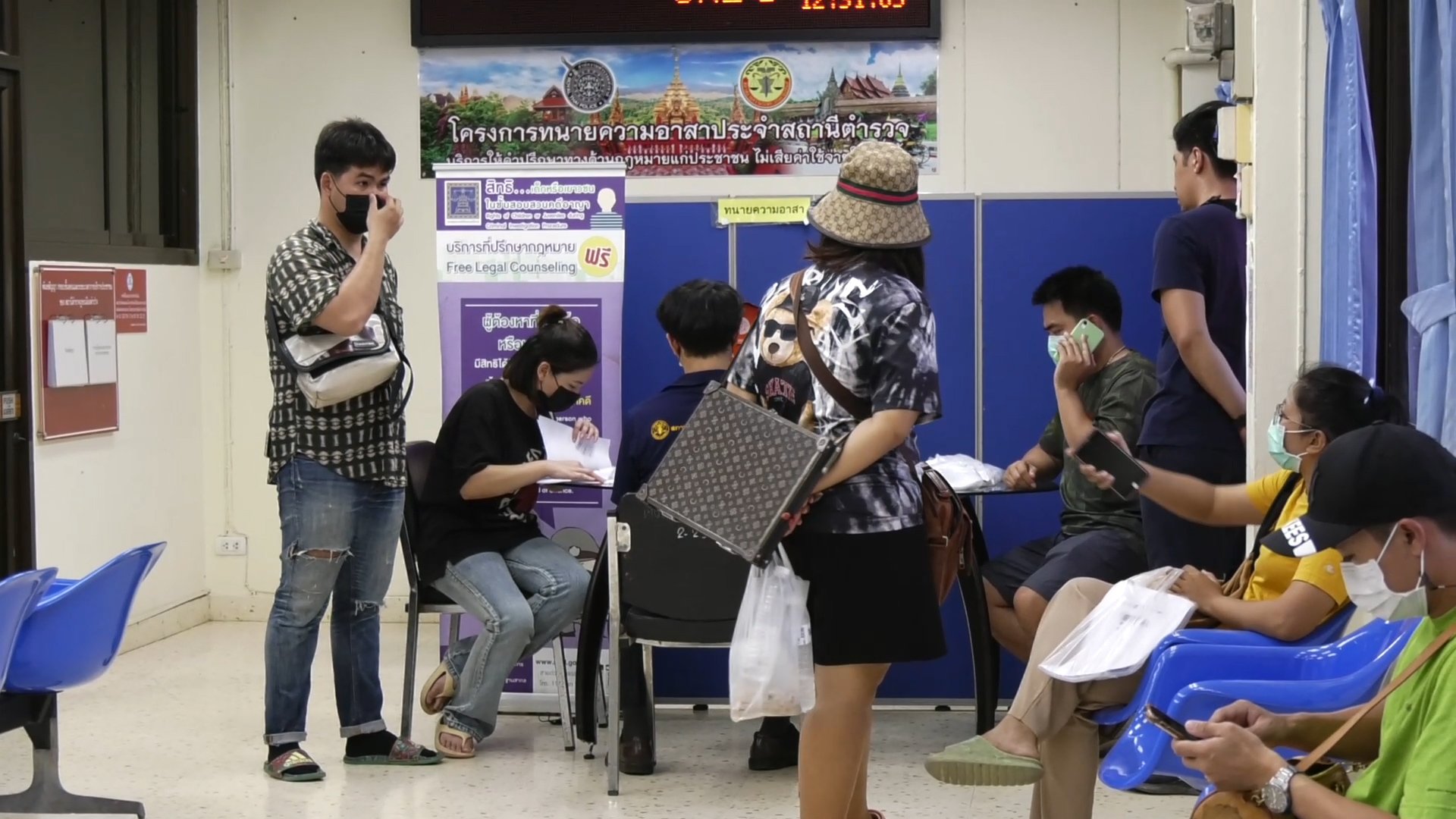 ปลัดอำเภอพร้อมภรรยาชิงยื่นใบลาออกหลังกระแสข่าวหลอกชาวบ้านร่วมลงทุนซื้อหวยคาดเบื้องต้นมีผู้สูญเงินไม่ต่ำกว่า20ล้านบาท