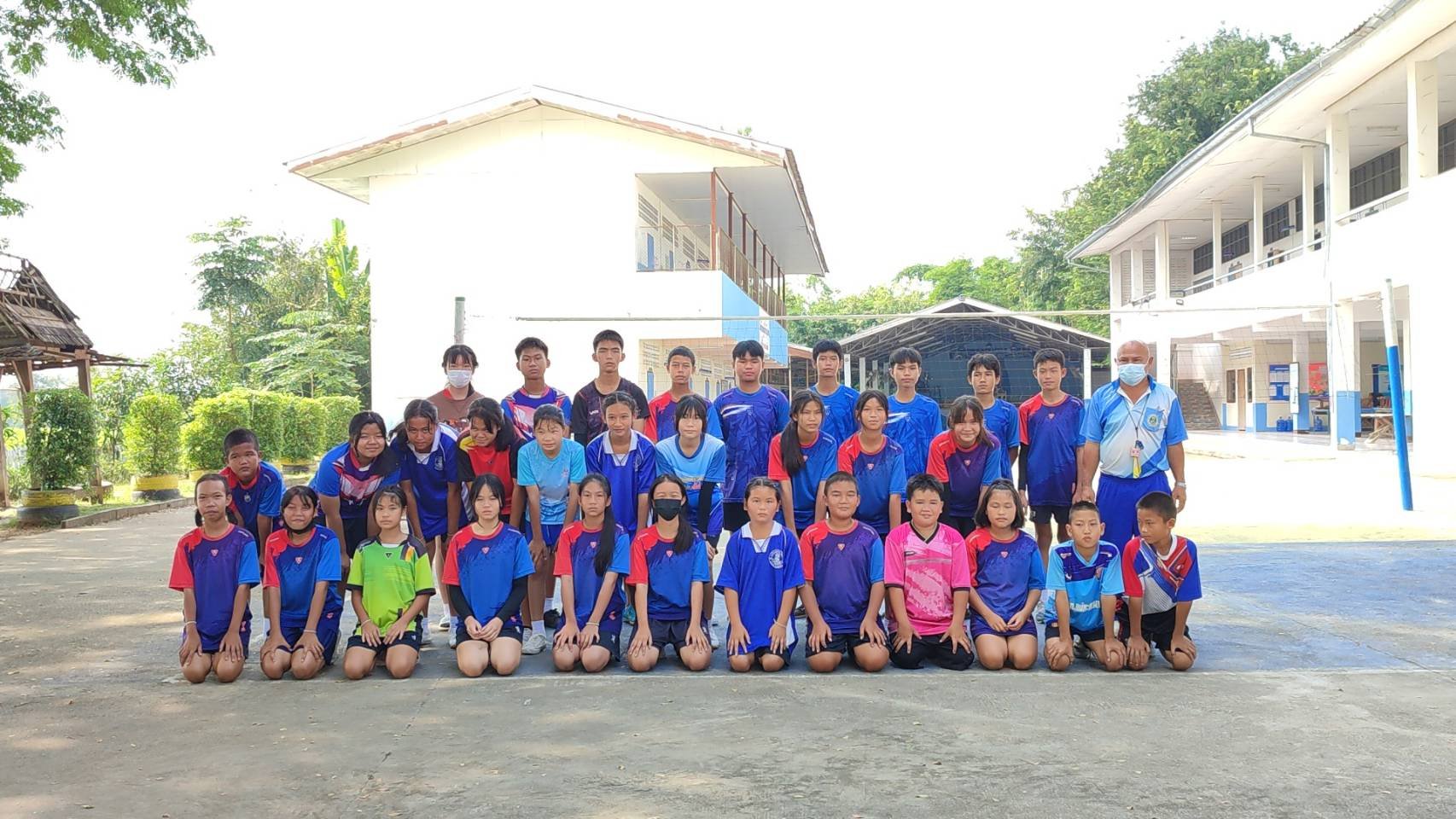 เด็ก-เยาวชนนักกีฬาวอลเล่ย์บอลโรงเรียนผดุงรัตน์วัดสันฐาน-แชมป์ภาคเหนือตอนบน-ฝึกซ้อมหนัก-เตรียมลงแข่งชิงแชมป์ระดับประเทศเดือนหน้า-แต่ยังขาดอุปกรณ์กีฬา-รอผู้ใจบุญร่วมสนับสนุน-เพื่อไปสร้างชื่อเสียงให้กับหมู่บ้าน-ตำบล-อำเภอแม่ทะและจังหวัดลำปาง