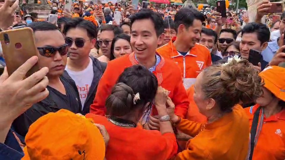 ชาวลำปางกว่าสองพันคนแห่ต้อนรับ "พิธา" เดินสายขอบคุณ หลังพรรคก้างไกลกวาด3ที่นั่งจาก4ที่นั่งในลำปางรวมกว่าสามแสนกว่าคะแนน