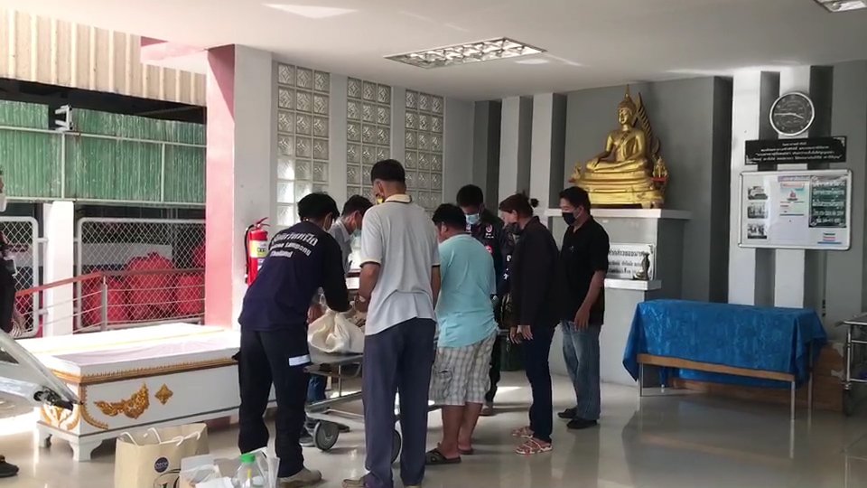 สลด พ่อ แม่ ปู่ เข้ารับศพน้องธันวา ด้วยความเศร้า หลังถูกไฟฟ้าจากตู้อินเตอร์เน็ตประชารัฐที่ติดตั้งในโรงเรียนชุมชนบ้านใหม่ดูดเสียชีวิต