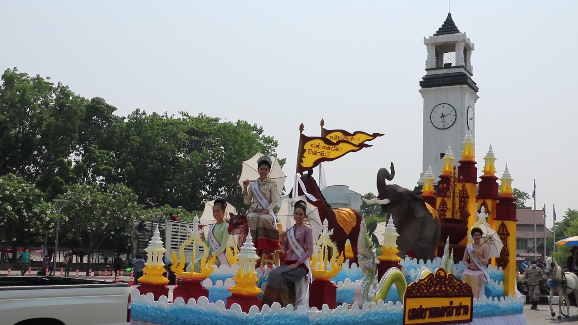 ขบวนแห่จุมพระ-ขบวนปี๋ใหม่เมืองนครลำปางเสร็จสิ้นอย่างสวยงาม-อัญเชิญพระเจ้าแก้วมรกตดอนเต้ากลับวัด