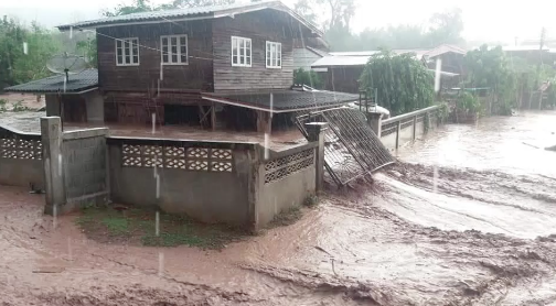 ฝนตกบนภูเขาหลายชั่วโมงส่งผลให้เกิดน้ำป่าหลากท่วมหมู่บ้านสะพานข้ามหมู่บ้านได้รับความเสียหาย