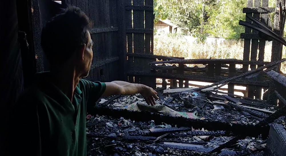 ลุงวัย59 เครียด ใช้น้ำมันราดตัวเองก่อนจุดไฟเผาตัวเองคาห้องนอน ร่างถูกเผาดำเป็นตอตะโก