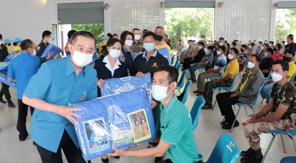 มูลนิธิราชประชานุเคราะห์นำผ้าห่มพระราชทานแก่ประชาชนชาวลำปาง ปีนี้มีผู้ต้องการเครื่องกันหนาวกว่าแสนคน