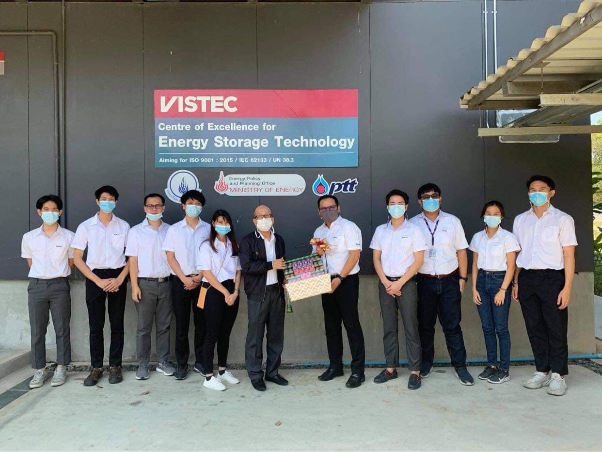 ศูนย์ความเป็นเลิศด้านเทคโนโลยีกักเก็บพลังงาน (CEST) ให้การต้อนรับ อดีตรัฐมนตรีว่าการกระทรวงพลังงานและกรรมการในคณะกรรมการทรัพยากรน้ำแห่งชาติ ท่าน ดร. ศิริ จิระพงษ์พันธ์ ที่ให้เกียรติมาเยี่ยมชมผลงานวิจัยและโรงงานผลิตลิเธียมไอออนแบตเตอรี่ต้นแบบ วันที่ 04-02-