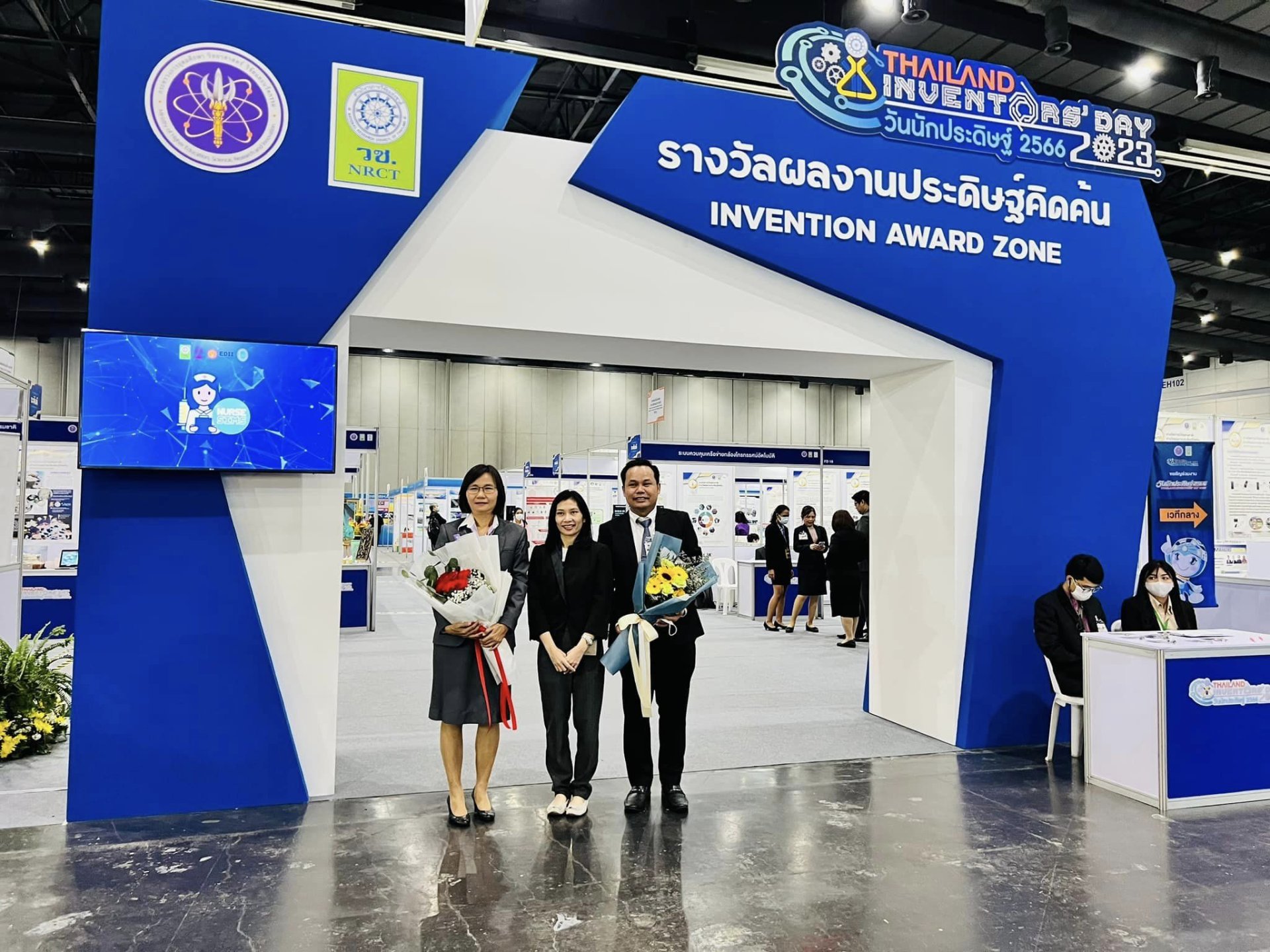 นักวิจัยของ CEST, VISTEC (นางสาวนิชกานต์ อนันต์สุขสวัสดิ์ และ นายณัฐนันท์ จรลีชาญชัย นิสิตระดับปริญญาเอก