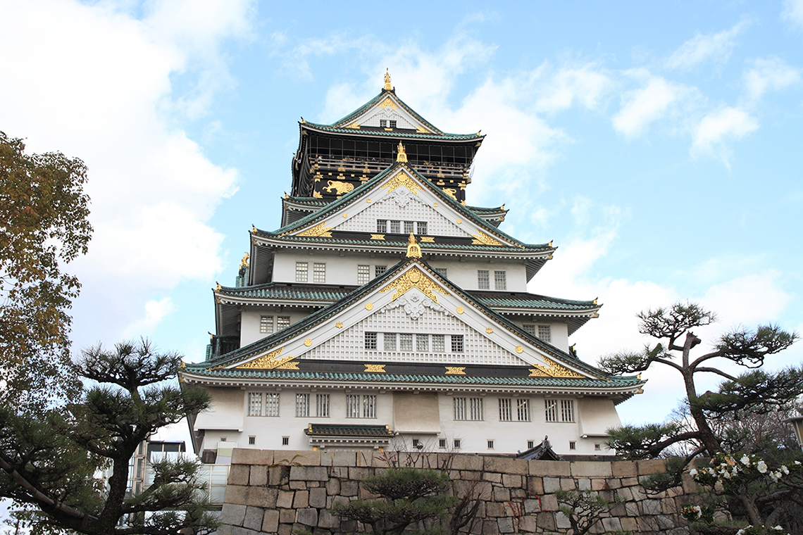 Osaka Castle Tower is popular as a symbol of Osaka. Museum of history inside the castle introduces a variety of cultural assets.