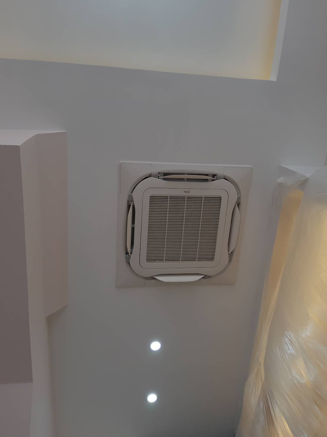 ร้านแพรวพราวคิ้วงาม บ้านคุณสถาพร5 ติดตั้งแอร์ แบบติดผนัง DAIKIN Cassatte Standard Inverter  (อากาศ…เพื่อลมหายใจของคุณ) + ติดตั้งแอร์เดิม 1 ชุด
