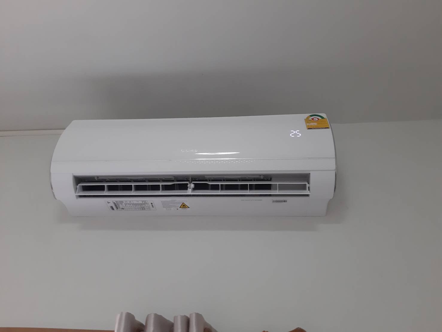 บ้านคุณบุญถม โขดหิน-เขาไผ่ ติดตั้งแอร์ แบบติดผนัง Fairy II Fixed Speed (GREE แอร์กรี ตัวจบ..ครบจริง)