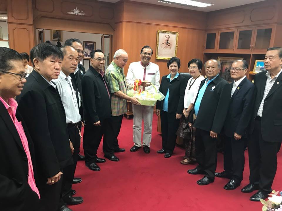 หอการค้าจังหวัดฉะเชิงเทรา ร่วมมอบกระเข้าสวัสดีปีใหม่ 2561