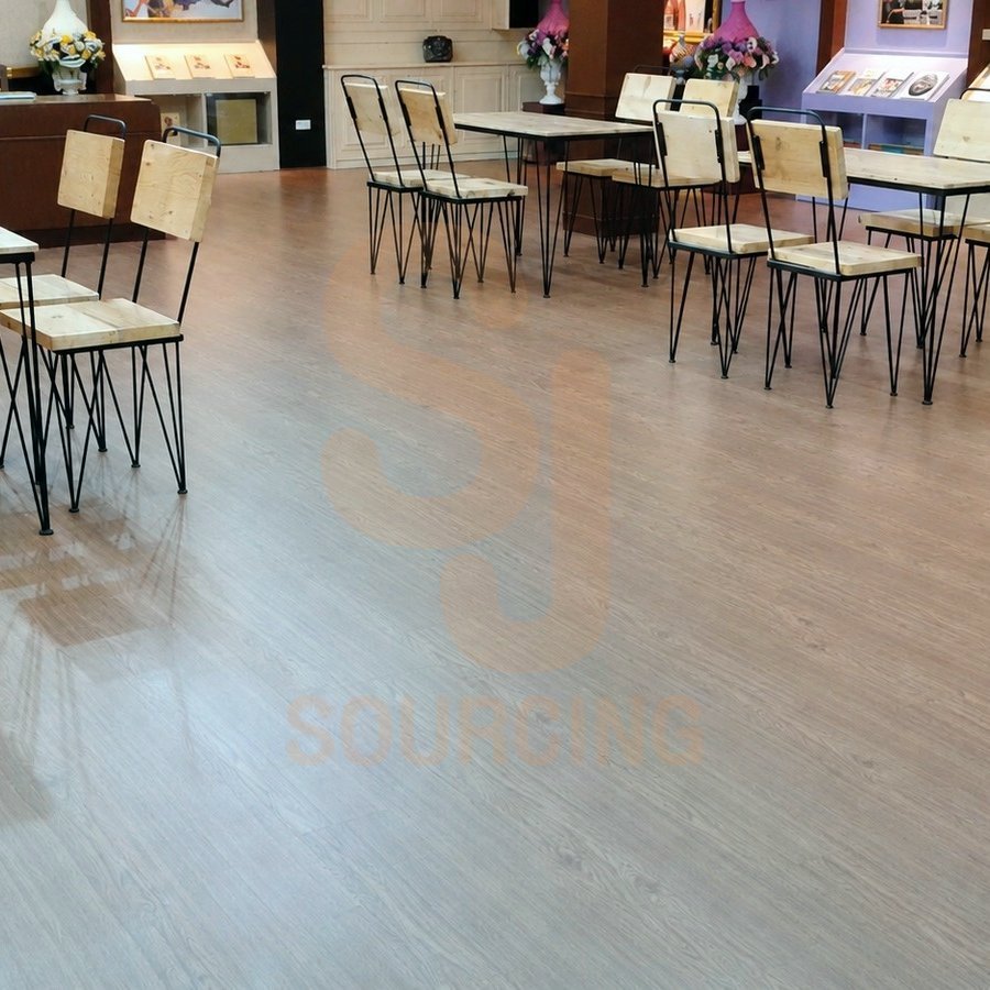 ห้องกิจกรรมที่มีโต๊ะกับเก้าอี้ขาเหล็ก ปูพื้นลามิเนต โรงเรียนอักษรประสิทธิ์ ผลงาน S.J. Sourcing