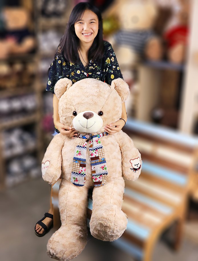 ตุ๊กตาหมีตัวใหญ่ ขนกุหลาบ ผูกผ้าพันคอ ที่แขนปัก Gift for you ขนาด 1.3 เมตร
