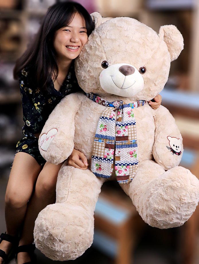 ตุ๊กตาหมีตัวใหญ่ ขนกุหลาบ ผูกผ้าพันคอ ที่แขนปัก Gift for you  ขนาด 1.5 เมตร