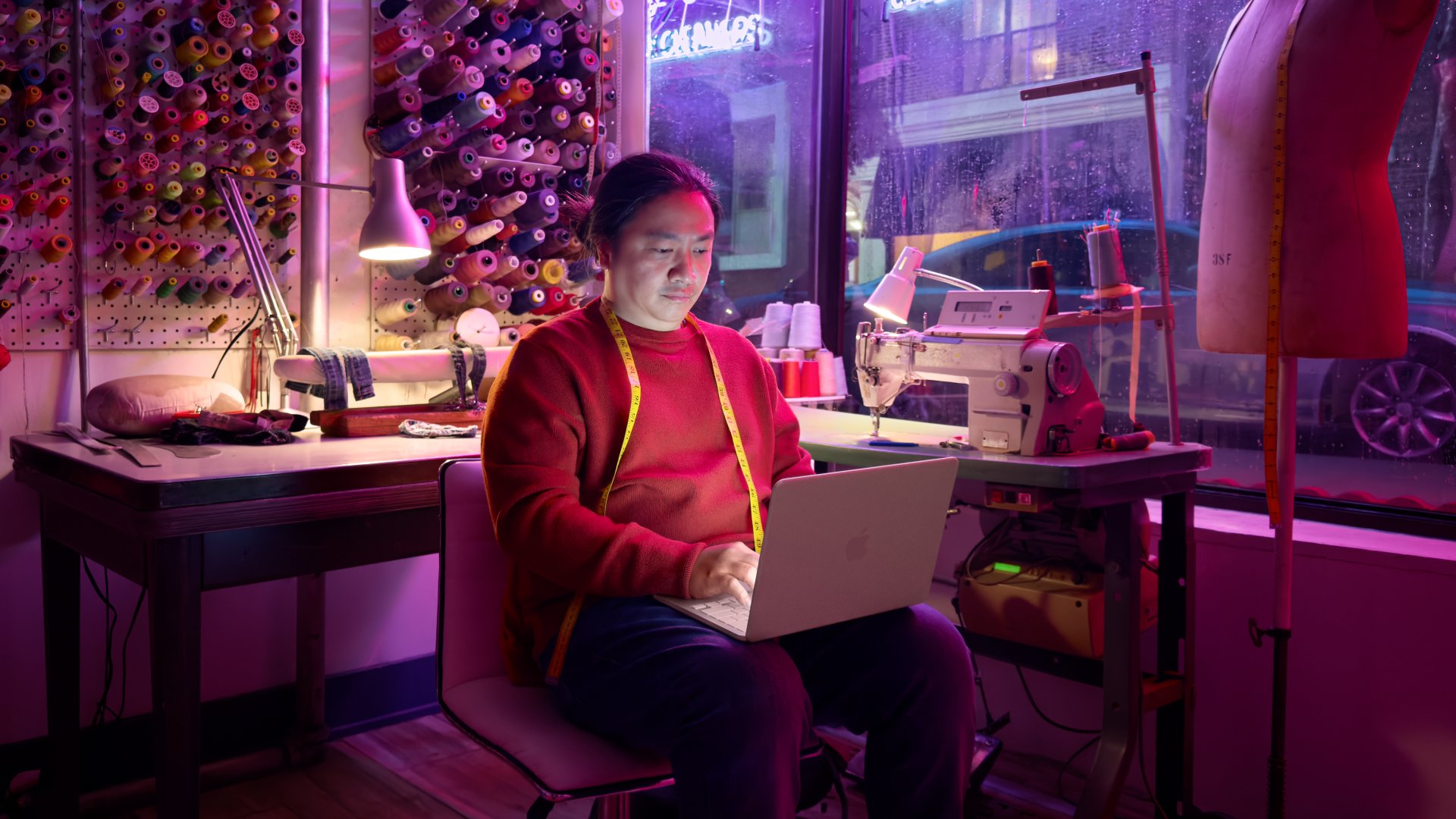 MacbookNEO-firstinterbusiness