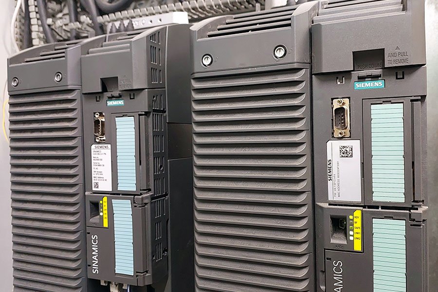 ตู้ควบคุมพร้อมอินเวอร์เตอร์ Siemens SINAMICS G120 หลายตัว