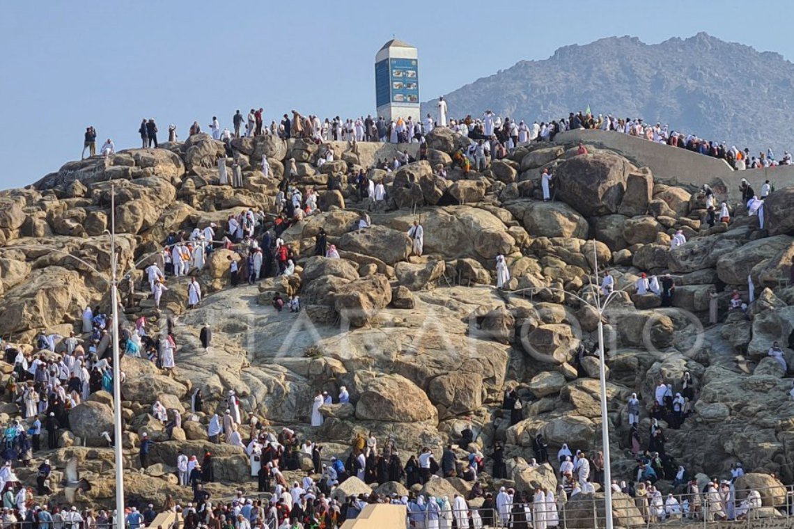 Jemaah haji sedang berada di Jabal Rahmah