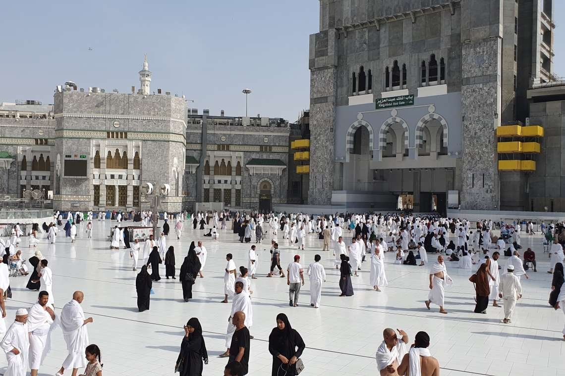 Ilustrasi kegiatan haji di sekitar Masjidil Haram.