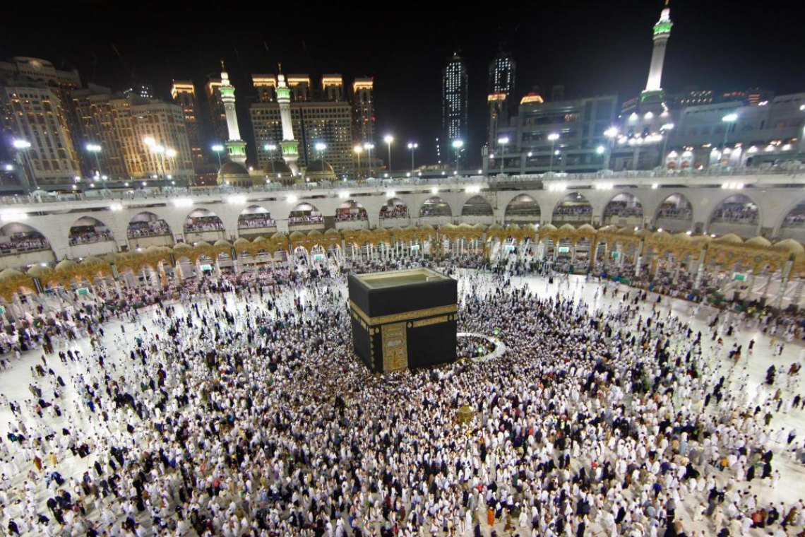 Jemaah umrah sedang melakukan thawaf mengelilingi Ka