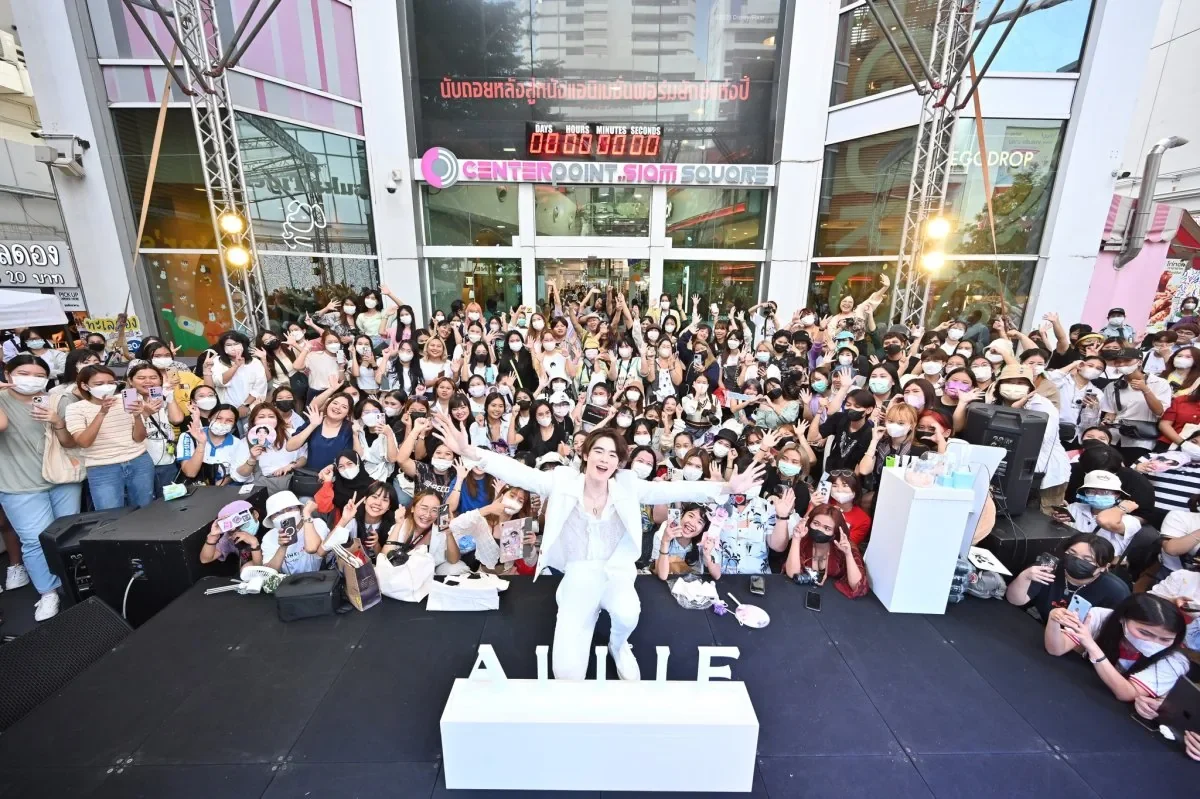 ภาพรวมผู้ร่วมงานและป้าย ALLIE หน้าร้าน ใช้แทนภาพปกที่ผิดงาน