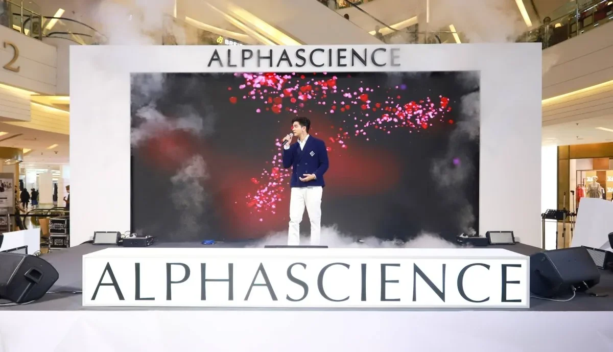 เวที ALPHASCIENCE กับนักแสดง แสงสี และฉากหลังจอภาพ