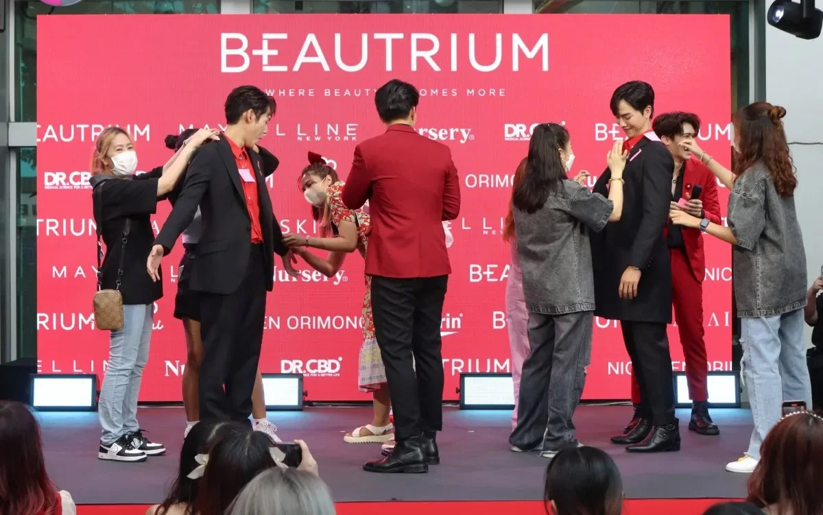ผู้ร่วมกิจกรรมบนเวที BEAUTRIUM