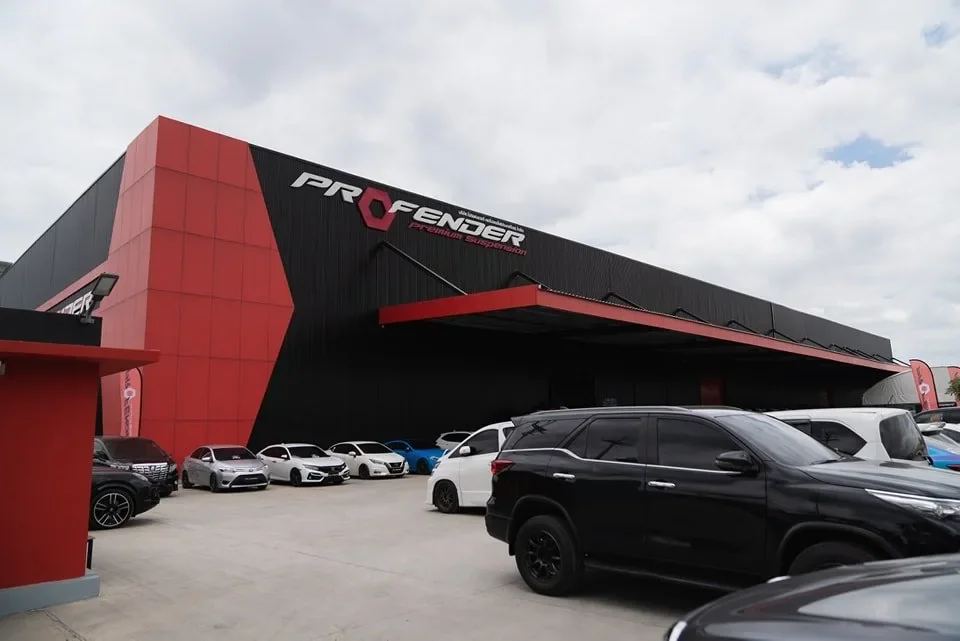อาคาร PROFENDER และรถด้านหน้า